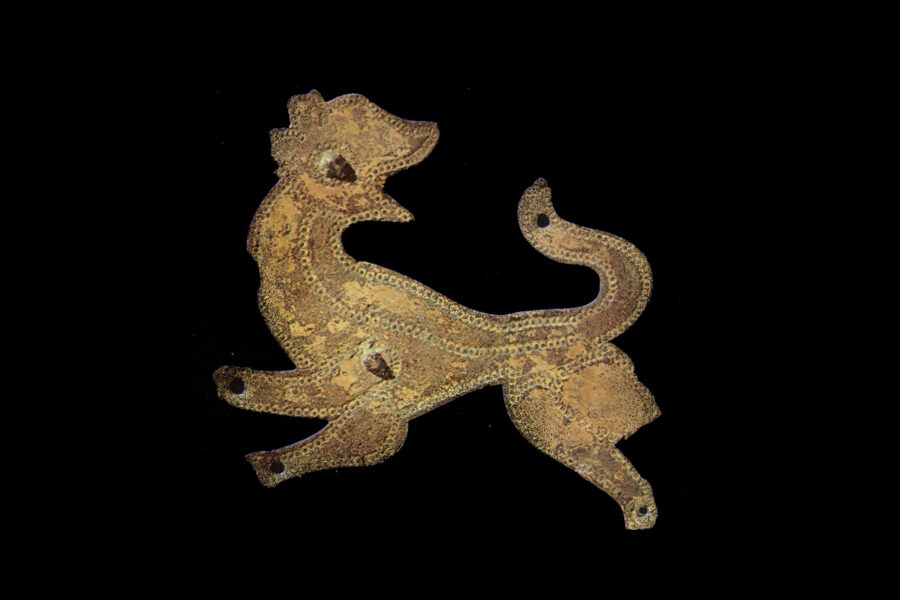 Arte_longobarda,_lastrine_dello_scudo_di_stabio,_figura_zoomorfa,_vii_secolo,_bronzo_dorato,_berna,_historisches_museum